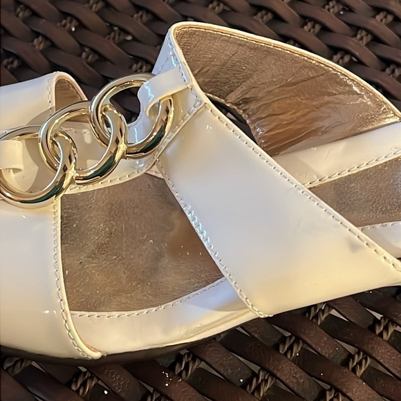 Sofft cream patent leather wedge sandals with gold hardware sz 8M - Picture 10 of 11